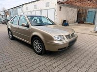Second-hand VW Bora 105 CP (77 kW) 2002 Auriu Berlinǎ