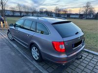 Gebraucht Skoda Superb Elegance 140 PS (102 kW) 2011 Grau Kombi