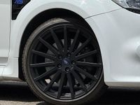 Używany Ford Focus RS 305 KM (224 kW) 2010 Biały Sedan/Limuzyna