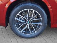 Neu BMW X1 M Sport 156 PS (114 kW) 2025 Fire rot metallic SUV