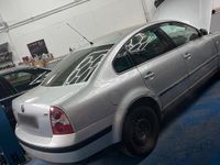 Second-hand VW Passat 114 CP (83 kW) 2002 Argintiu Berlinǎ