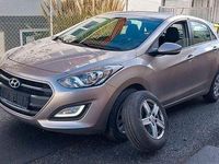 Gebraucht Hyundai i30 110 PS (80 kW) 2015 Gold Limousine