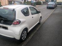 Gebraucht Toyota Aygo 68 PS (50 kW) 2010 Weiß Kleinwagen