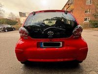 Gebraucht Toyota Aygo 68 PS (50 kW) 2011 Rot Kleinwagen