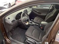 Gebraucht Hyundai i30 Intro Edition 120 PS (88 kW) 2017 Demitasse brown / met Limousine