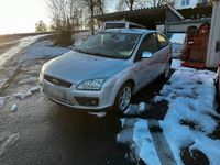 Gebraucht Ford Focus Ghia 115 PS (84 kW) 2005 Silber Limousine