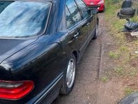 Gebraucht Mercedes E270 170 PS (125 kW) 2001 Schwarz Limousine