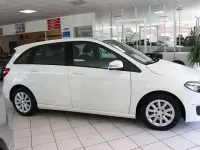 Gebraucht Mercedes B200 156 PS (114 kW) 2018 Calcitweiss  unilack Kleinwagen