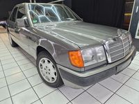 Używany Mercedes E220 150 KM (110 kW) 1993 Szary Sedan/Limuzyna