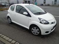 Gebraucht Toyota Aygo 68 PS (50 kW) 2011 Weiß Kleinwagen