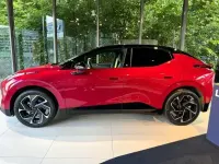 Neu Lynk & Co 02 200 kW (272 PS) 2026 Rot SUV