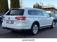 Używany VW Passat R 239 KM (175 kW) 2016 Biały Sedan/Limuzyna