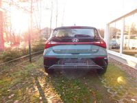 Neu Hyundai i20 Select 101 PS (74 kW) 2025 Mangrove green Limousine
