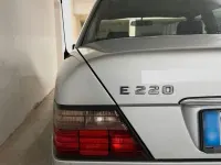 Używany Mercedes E220 150 KM (110 kW) 1993 Srebrny Sedan/Limuzyna