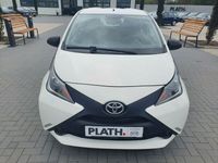 Gebraucht Toyota Aygo 69 PS (50 kW) 2015 Grau / weiß Kleinwagen
