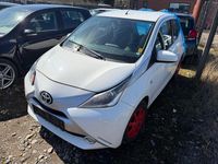 Gebraucht Toyota Aygo 69 PS (50 kW) 2016 Weiß Kleinwagen
