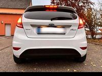 Gebraucht Ford Fiesta 101 PS (74 kW) 2014 Weiß Kleinwagen