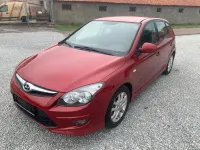 Gebraucht Hyundai i30 Edition 105 PS (77 kW) 2012 Rot Limousine