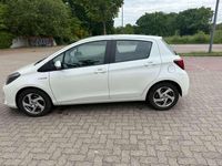 Gebraucht Toyota Yaris Hybrid Comfort 75 PS (55 kW) 2015 Weiß Limousine