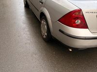 Gebraucht Ford Mondeo 110 PS (80 kW) 2001 Silber Limousine
