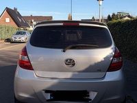 Gebraucht Hyundai i20 77 PS (56 kW) 2011 Silber Kleinwagen