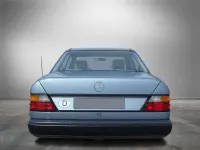Gebraucht Mercedes E230 136 PS (100 kW) 1985 Diamantblacu metallic Limousine