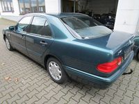 Gebraucht Mercedes E200 Classic 136 PS (100 kW) 1997 Grün metallic Limousine