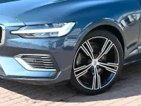 Gebraucht Volvo V60 Inscription 341 PS (250 kW) 2022 Denim blue / metallic Kombi