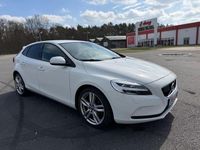 Gebraucht Volvo V40 Momentum 150 PS (110 kW) 2017 Weiß Limousine