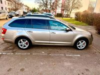 Gebraucht Skoda Octavia 179 PS (131 kW) 2014 Gelb Kleinwagen