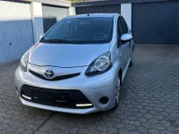 Gebraucht Toyota Aygo 68 PS (50 kW) 2013 Silber Kleinwagen