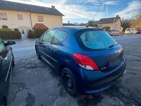 Gebraucht Peugeot 207 95 PS (69 kW) 2011 Blau Kleinwagen