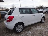 Używany Skoda Fabia 75 KM (55 kW) 2012 Biały Sedan/Limuzyna