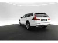 Gebraucht Volvo V60 CC Plus 197 PS (144 kW) 2023 Weiß Kombi