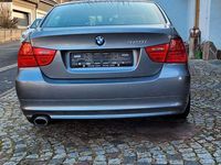 Gebraucht BMW 320 170 PS (125 kW) 2009 Grau Limousine