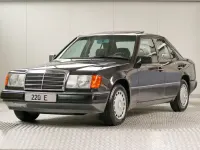 Używany Mercedes E220 150 KM (110 kW) 1993 Czarny Sedan/Limuzyna