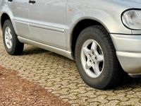 Gebraucht Mercedes ML270 163 PS (119 kW) 2000 Silber SUV
