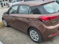 Gebraucht Hyundai i20 Trend 101 PS (74 kW) 2017 Braun Kleinwagen