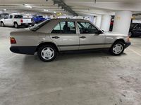Gebraucht Mercedes E230 132 PS (97 kW) 1986 Beige Limousine