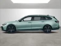 Gebraucht VW Passat R-line 193 PS (141 kW) 2024 Maripositgrün metallic Kombi