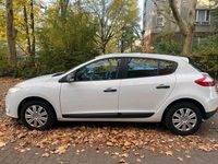 Gebraucht Renault Mégane Authentique 101 PS (74 kW) 2011 Weiß Limousine