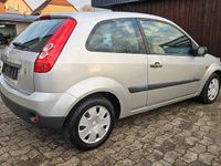 Gebraucht Ford Fiesta Ambiente 60 PS (44 kW) 2006 Polarsilber metallic Kleinwagen