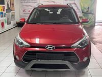 Gebraucht Hyundai i20 Select 101 PS (74 kW) 2017 Rot Limousine