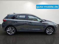 Neu Hyundai i30 Advantage 101 PS (74 kW) 2025 Cypress green / mic Limousine