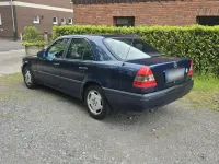 Gebraucht Mercedes C180 122 PS (89 kW) 1995 Blau Limousine