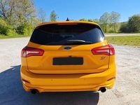 Używany Ford Focus ST 280 KM (205 kW) 2021 Pomarańczowy Sedan/Limuzyna