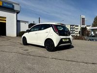 Gebraucht Toyota Aygo X-play 69 PS (50 kW) 2014 Weiß Kleinwagen