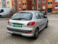 Gebraucht Peugeot 206+ 60 PS (44 kW) 2012 Lackierung aluminiumgrau/meta Kleinwagen