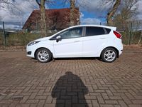 Gebraucht Ford Fiesta 101 PS (74 kW) 2015 Weiß Kleinwagen