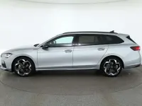 Neu Skoda Superb SportLine 150 PS (110 kW) 2025 Pebblesilvermet. Kombi